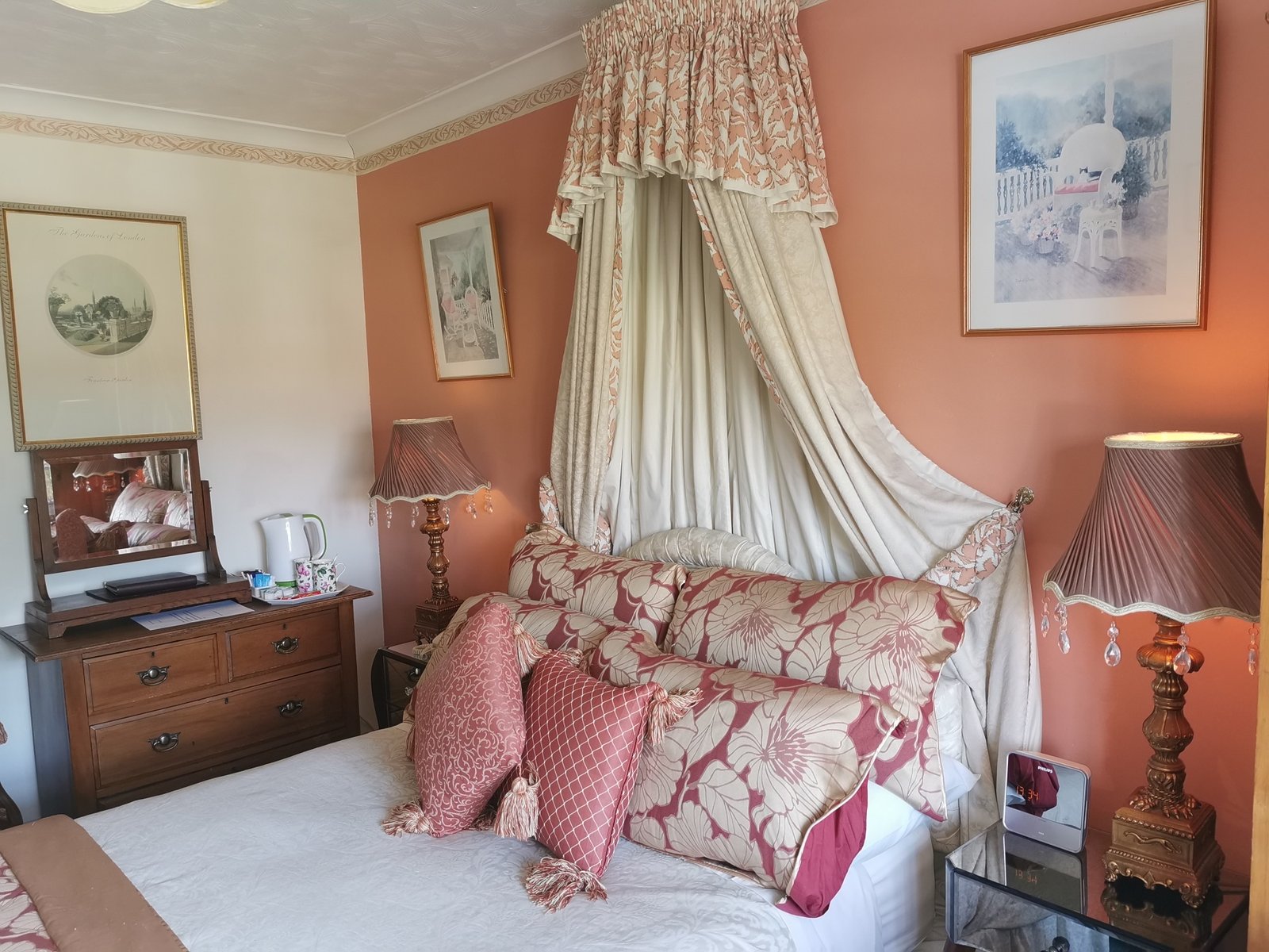 A double room with a four-poster-style bed