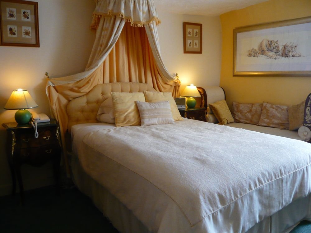 A cosy single en-suite room